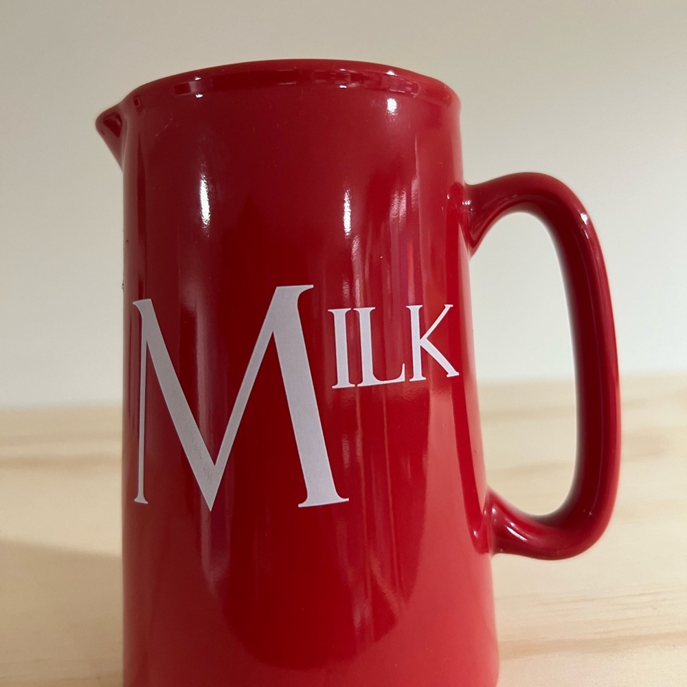 Red ‘Milk’ pitcher. - Picture 2 of 2